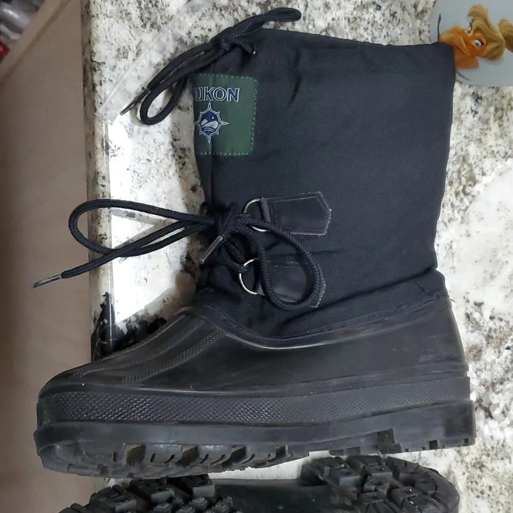 Yukon Avalance Boots Size 6 all weather black size 6 has flaw rain snow